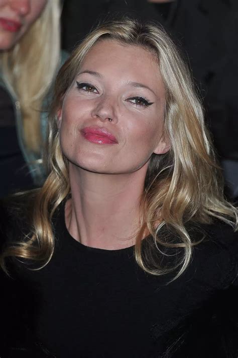 kate moss fotos desnuda|Kate Moss desafía la censura y se desnuda para anunciar su.